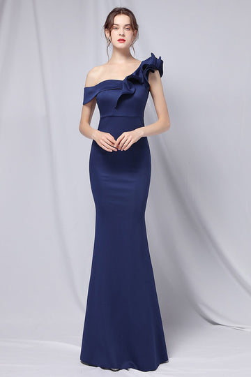 Un vestido de fiesta simple de hombro